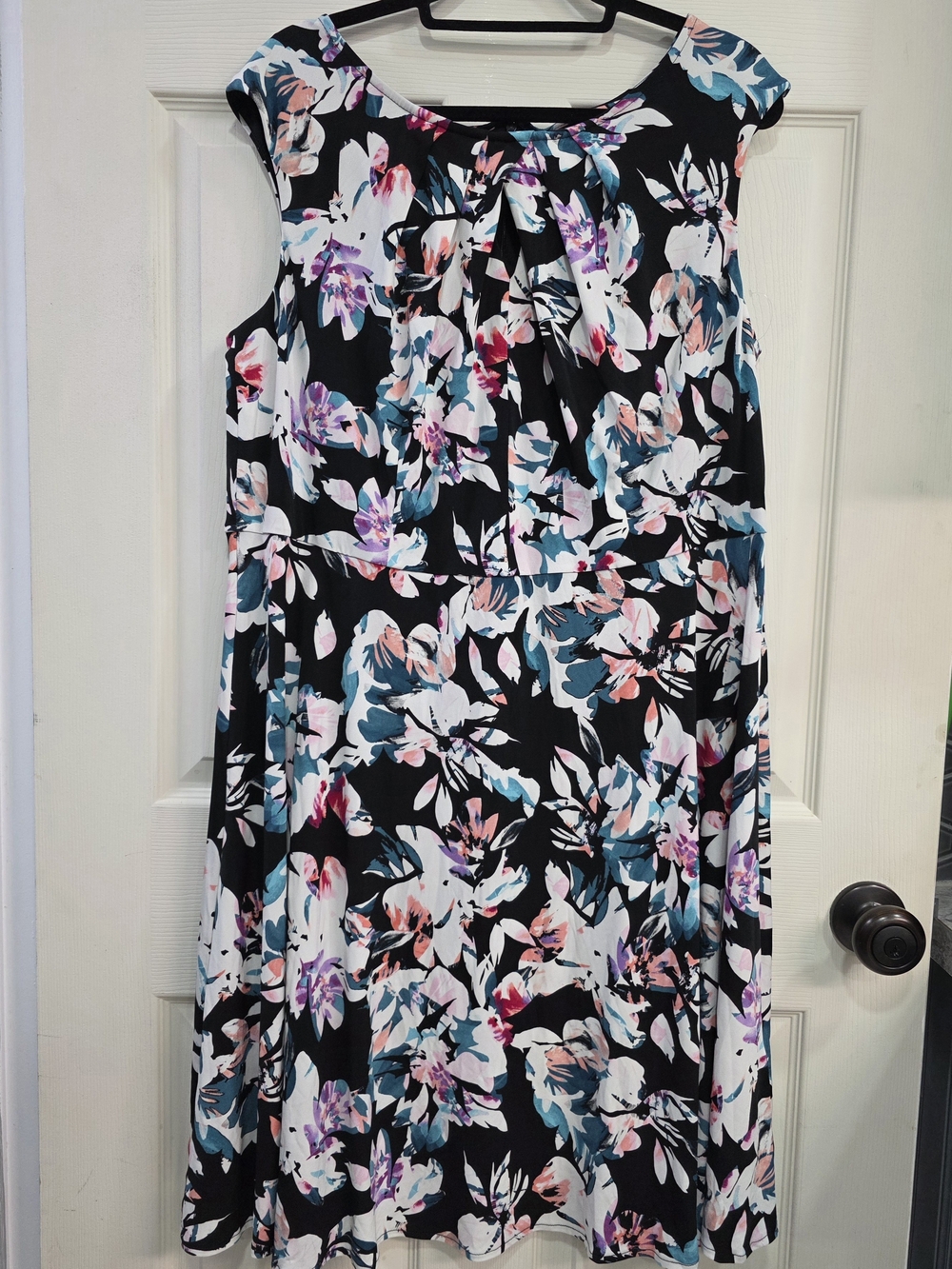 Women's Floral Print Sleeveless Dress in Black and Multicolor Floral